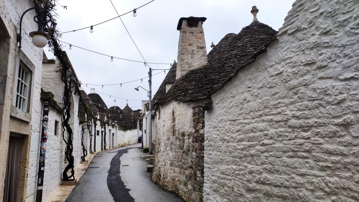 Альберобелло: подорож в білосніжне серце італійської Апулії 36 Вулички Альберобелло рясно прикращені гірляндами / фото Марина Григоренко