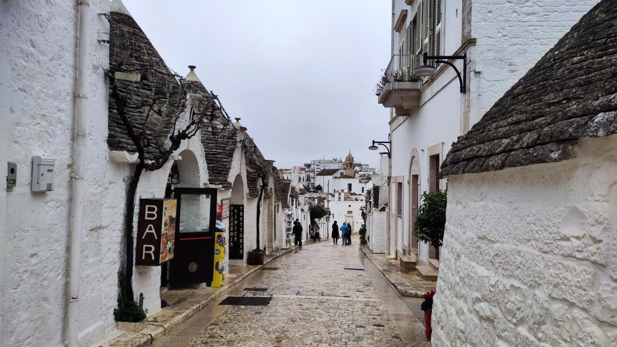 Альберобелло: подорож в білосніжне серце італійської Апулії 35 В Альберобелло цілком можна зупинитися на ніч / фото Марина Григоренко