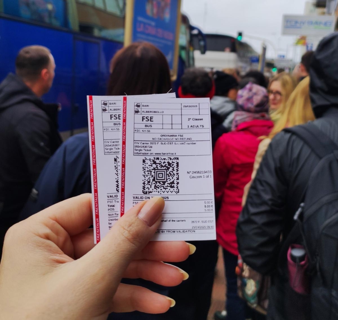 Альберобелло: подорож в білосніжне серце італійської Апулії 23 Прямий автобус з Барі до Альберобелло коштує 5 євро / колаж D.UA, фото Марина Григоренко