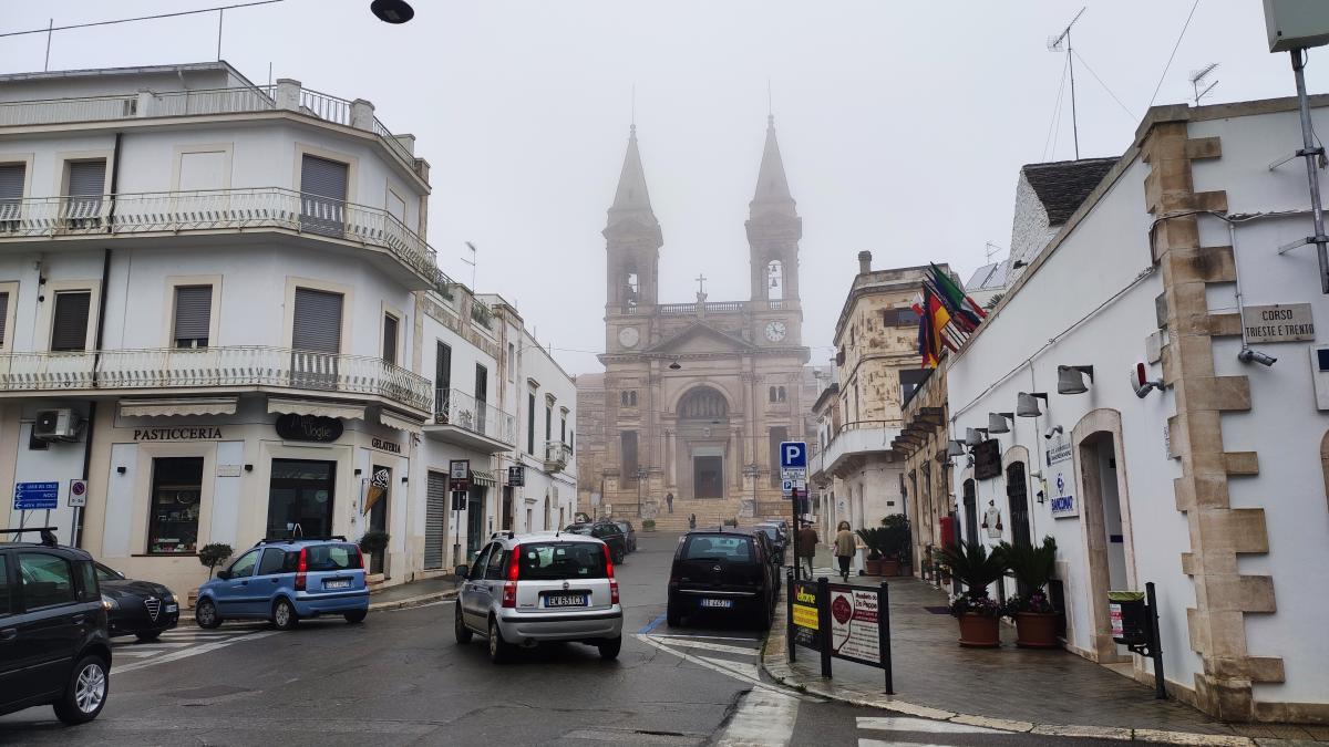 Альберобелло: подорож в білосніжне серце італійської Апулії 29 Альберобелло в туман / фото Марина Григоренко