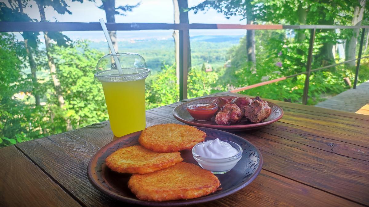Буковиця: як дійти пішки до мальовничої вершини з Трускавця (фоторепортаж) 2 Ті самі легендарні деруни з Буковиці / фото Марина Григоренко