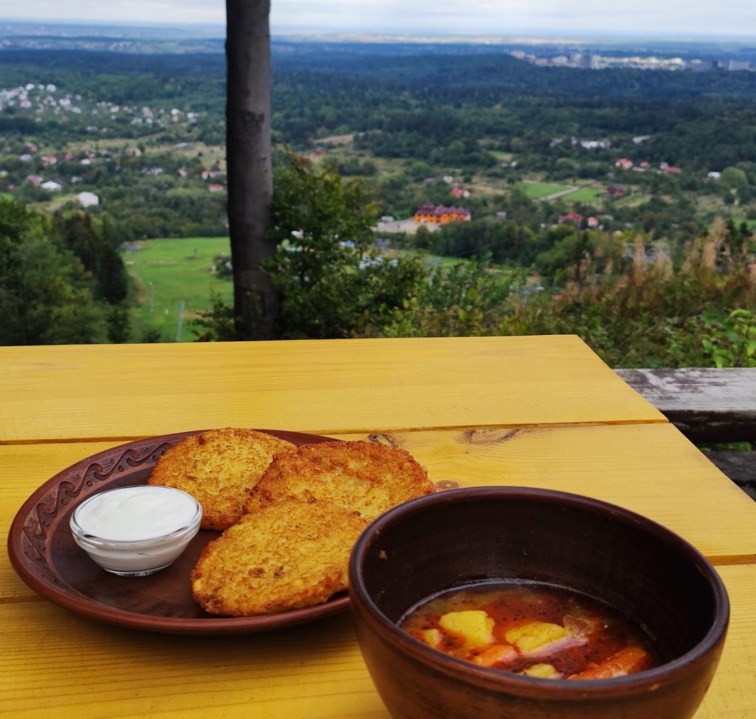 Буковиця влітку: в пошуках мальовничих краєвидів на Львівщині 2 Найсмачніші деруни з краєвидом / фото Марина Григоренко