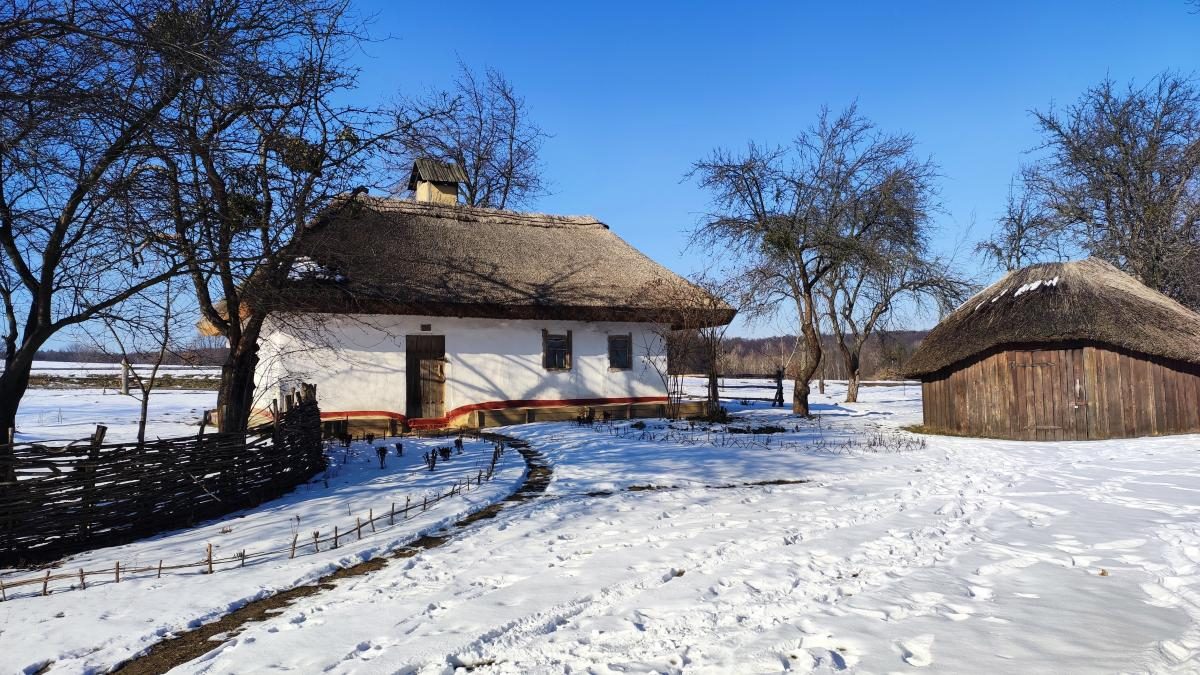 Це варто встигнути побачити: засніжений музей Пирогово у Києві (фоторепортаж, відео)
