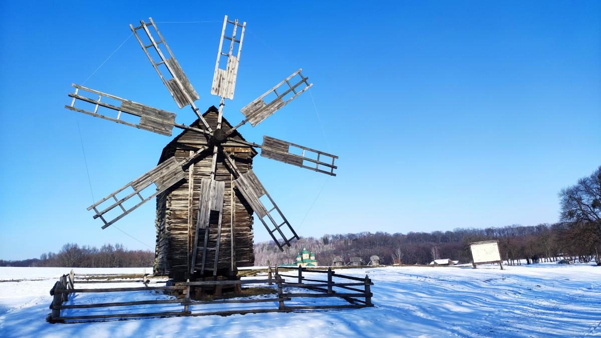 Це варто встигнути побачити: засніжений музей Пирогово у Києві (фоторепортаж, відео)
