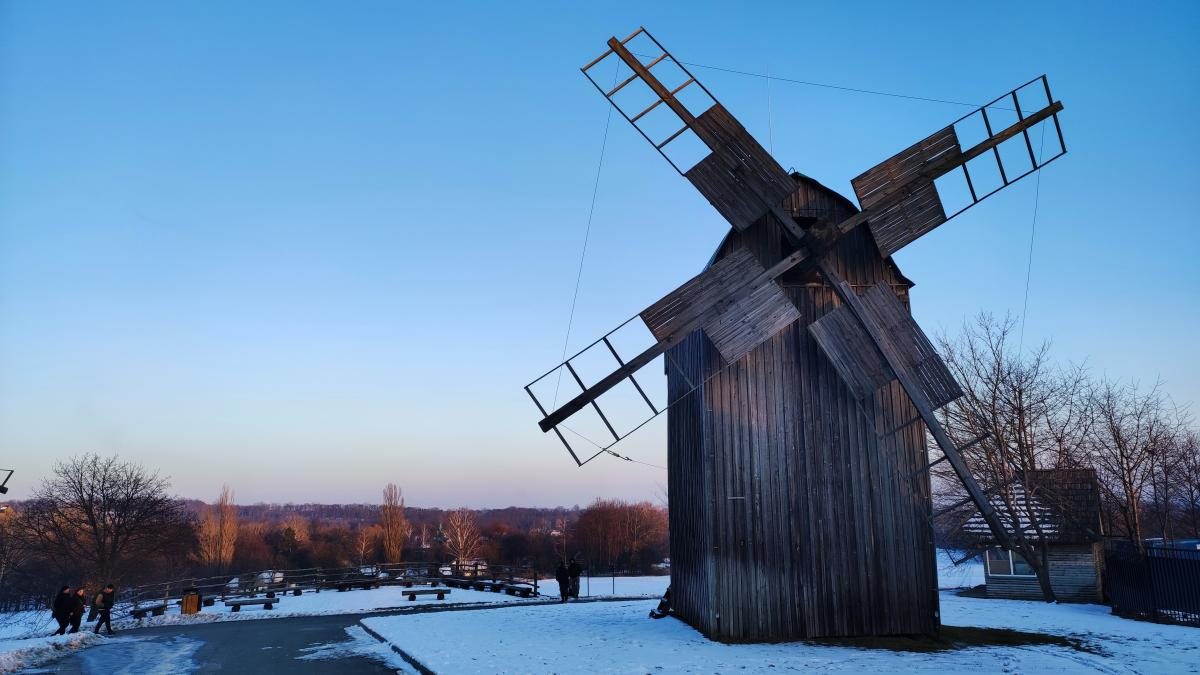 Це варто встигнути побачити: засніжений музей Пирогово у Києві (фоторепортаж, відео)