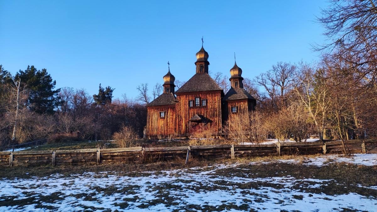 Це варто встигнути побачити: засніжений музей Пирогово у Києві (фоторепортаж, відео)