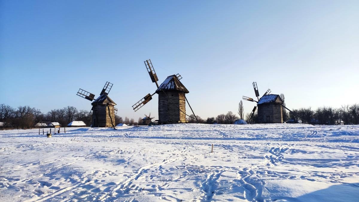 Це варто встигнути побачити: засніжений музей Пирогово у Києві (фоторепортаж, відео)