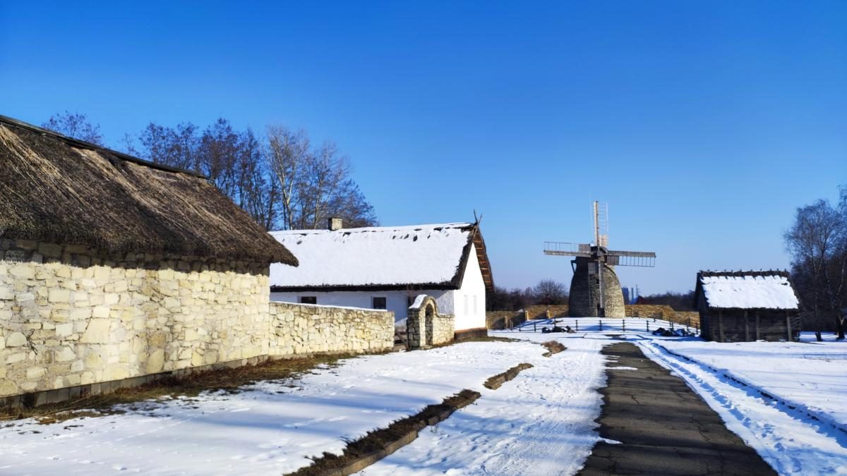 Це варто встигнути побачити: засніжений музей Пирогово у Києві (фоторепортаж, відео)