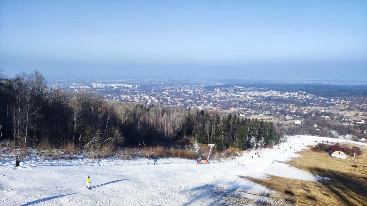 Чи є сніг на Буковиці: гірськолижні курорти Львівщини в умовах теплої зими (фоторепортаж, відео)