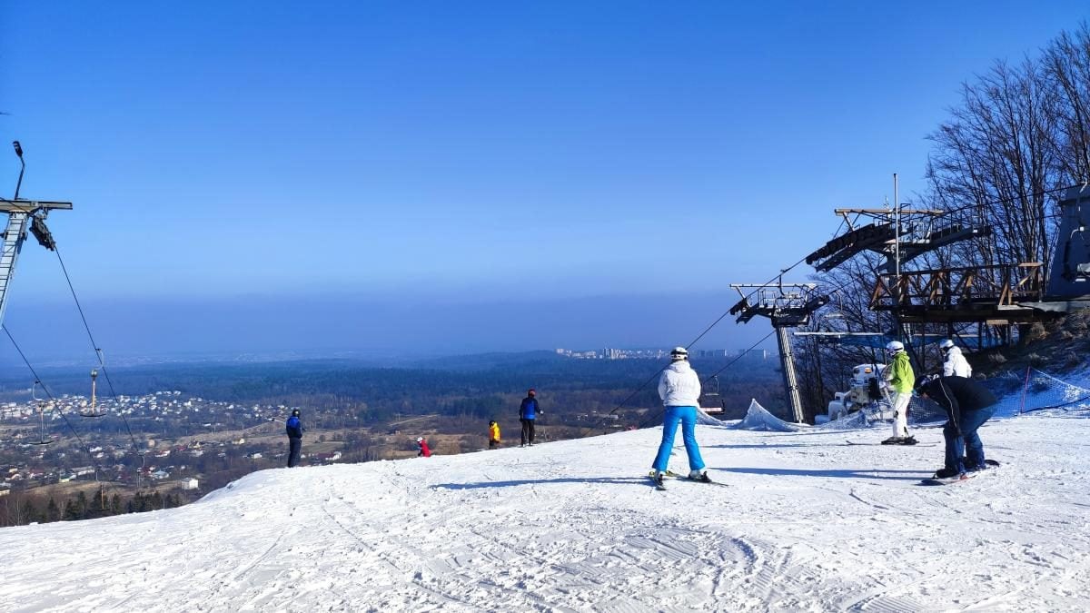 Чи є сніг на Буковиці: гірськолижні курорти Львівщини в умовах теплої зими (фоторепортаж, відео)
