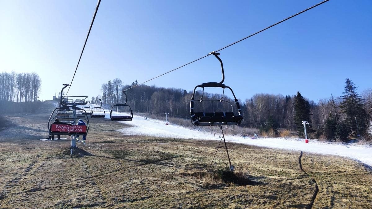 Чи є сніг на Буковиці: гірськолижні курорти Львівщини в умовах теплої зими (фоторепортаж, відео)