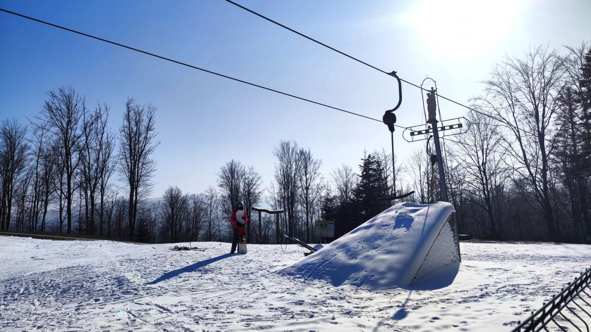 Чи є сніг на Буковиці: гірськолижні курорти Львівщини в умовах теплої зими (фоторепортаж, відео)