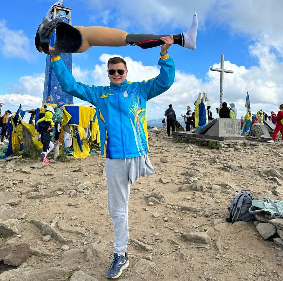 Говерла, Петрос, Піп Іван: що варто знати, щоб безпечно зійти на вершини Карпат 2 Спортсмен Максим Магула підкорив Говерлу / фото Наталія Петерварі