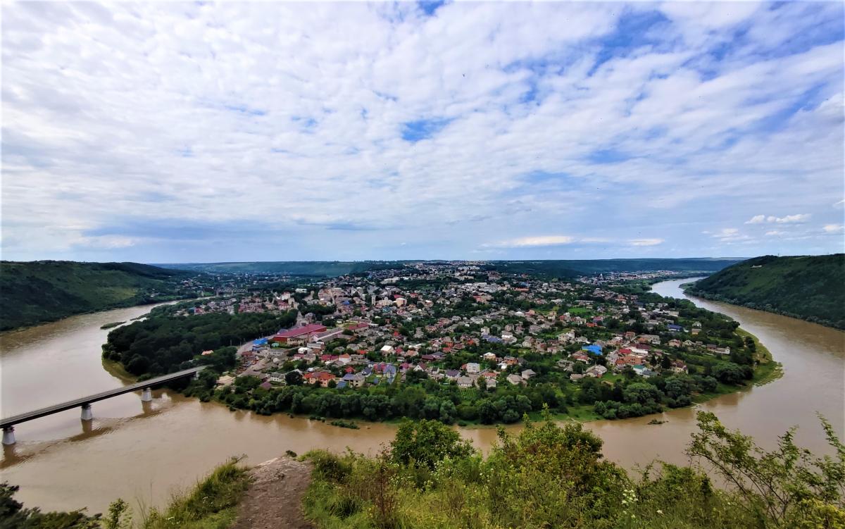 Коли немає квитків на поїзд: цікаві локації в Україні без залізниці, які варто відвідати влітку 3 Мальовничі Заліщики / фото Марина Григоренко