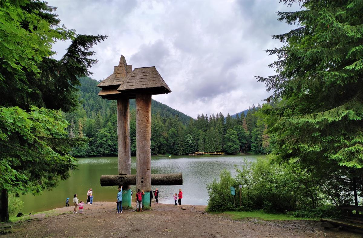 Коли немає квитків на поїзд: цікаві локації в Україні без залізниці, які варто відвідати влітку 4 До таких мальовничих місць як Синевир все одно не їздять поїзди / фото Марина Григоренко