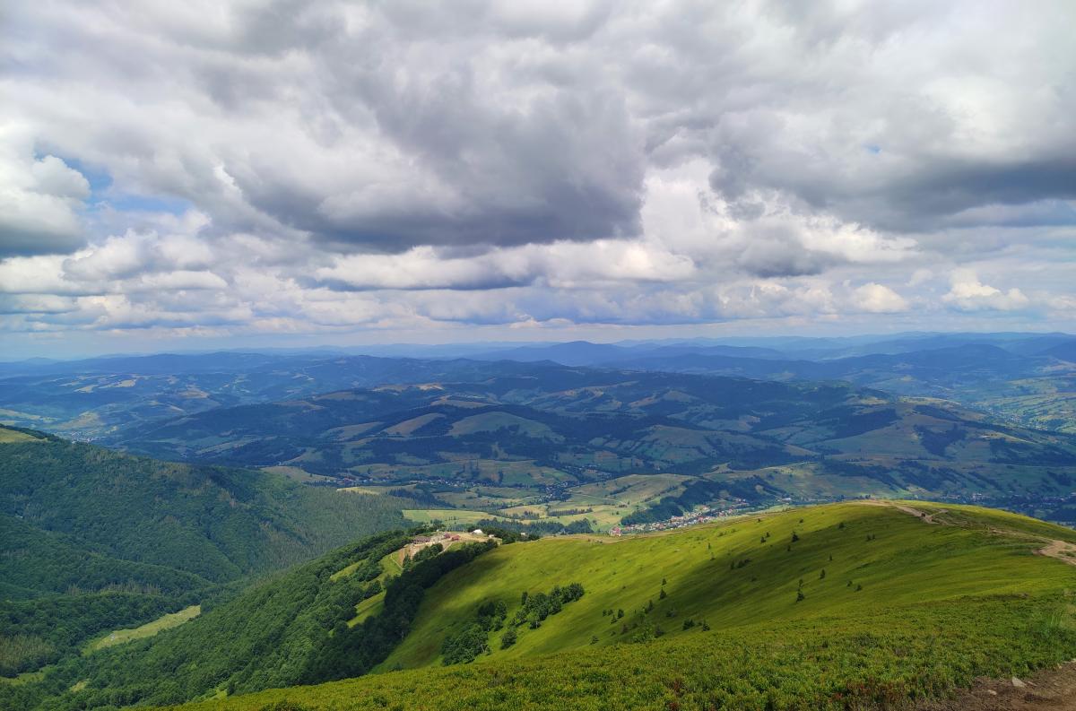 Літній релакс в Карпатах: небанальні місця для відпустки серед гір для усієї родини 1 Краєвиди з вершини Гемби / фото Марина Григоренко