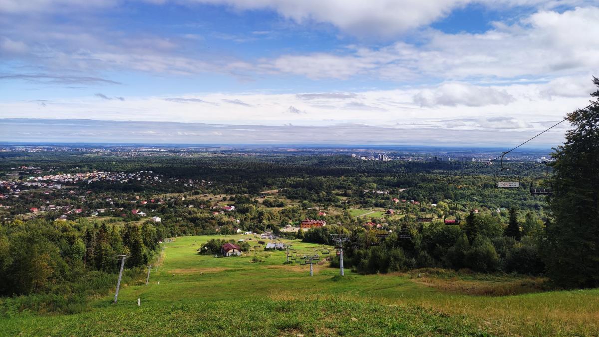 Літній релакс в Карпатах: небанальні місця для відпустки серед гір для усієї родини 7 Краєвид з гори Буковиця / фото Марина Григоренко