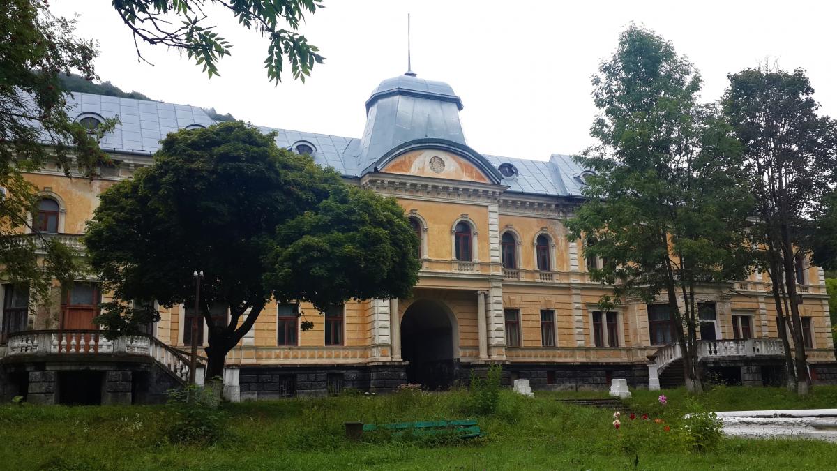 Літній релакс в Карпатах: небанальні місця для відпустки серед гір для усієї родини 4 Палац Гредлів у Сколе / фото Марина Григоренко