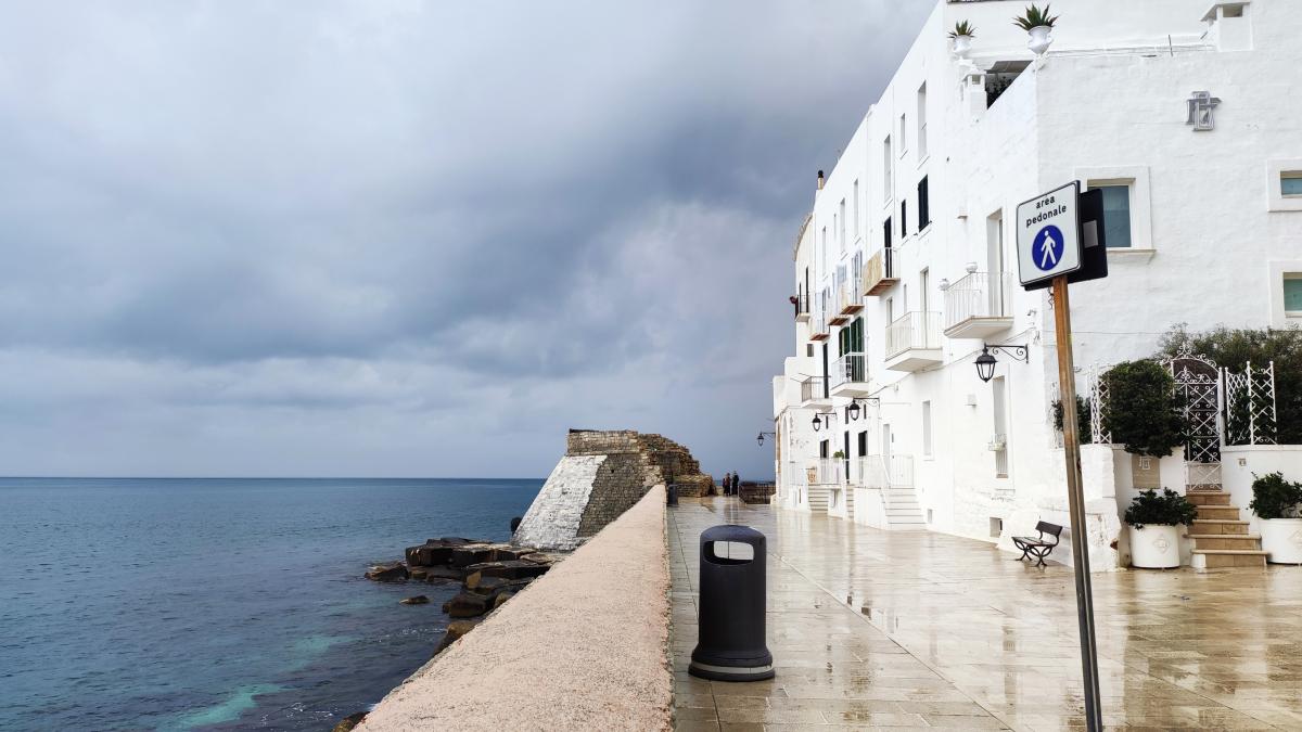 Монополі: затишна втеча з переповненого Поліньяно-а-Маре в Італії 25 Променад до замку Святого Стефана / фото Марина Григоренко