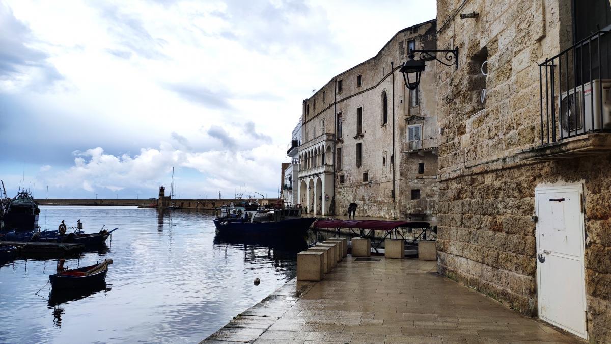 Монополі: затишна втеча з переповненого Поліньяно-а-Маре в Італії 22 Старий порт Монополі / фото Марина Григоренко