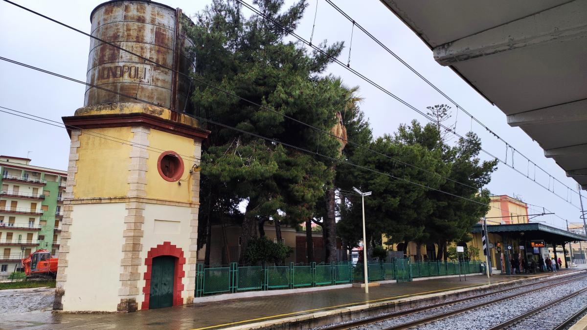 Монополі: затишна втеча з переповненого Поліньяно-а-Маре в Італії 31 Залізничний вокзал Монополі / фото Марина Григоренко