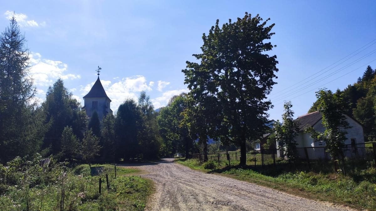 На Львівщині розвалюється закинутий костел, який так і не був освячений (фото, відео)