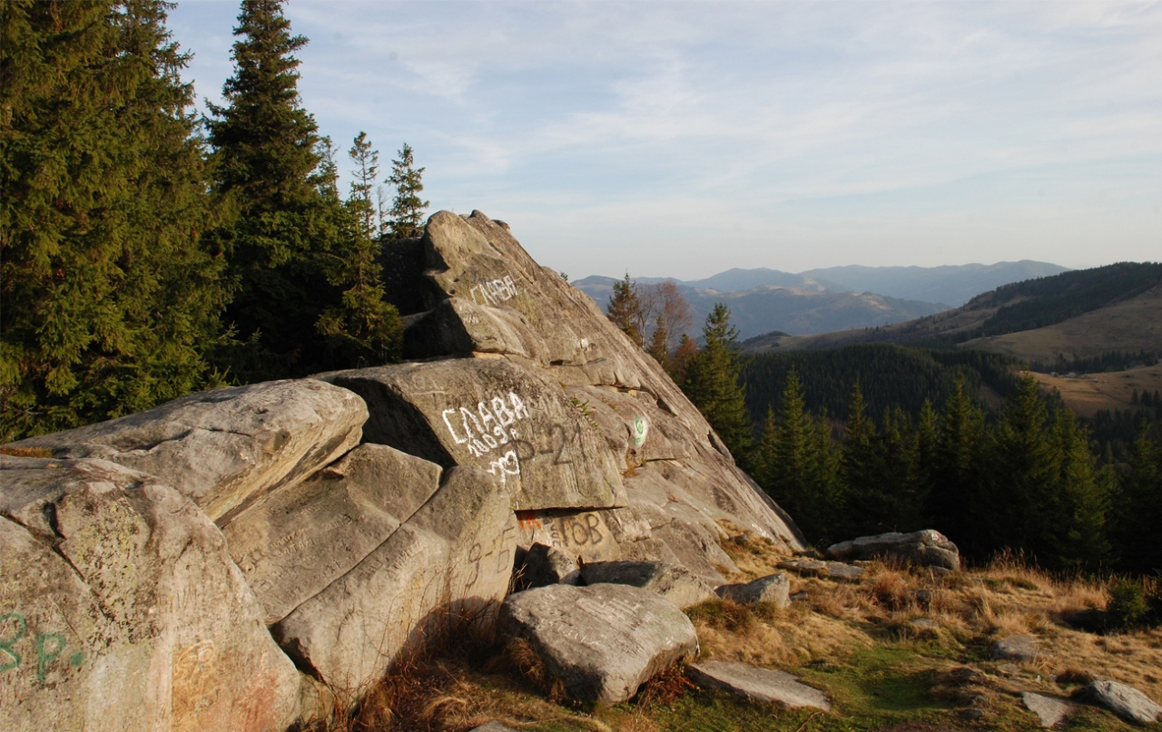 Писаний Камінь у Карпатах - де знаходиться, легенди та магія місця 2