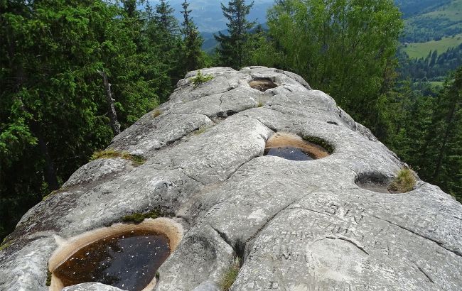 Писаний Камінь у Карпатах - де знаходиться, легенди та магія місця 1