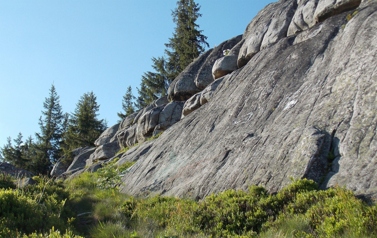 Писаний Камінь у Карпатах - де знаходиться, легенди та магія місця 3