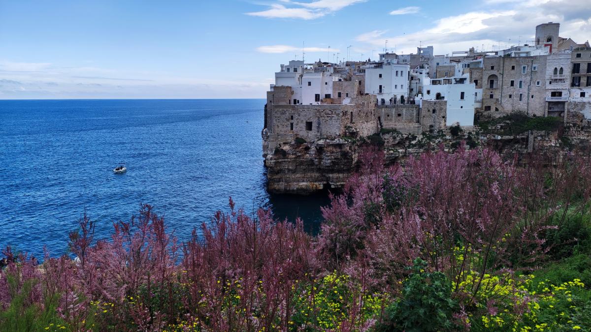 Поліньяно-а-Маре: як побачити одне з найкрасивіших місць Італії і не зіпсувати враження 11 Також на Поліньяно-а-Маре можна подивитися з катера / фото Марина Григоренко