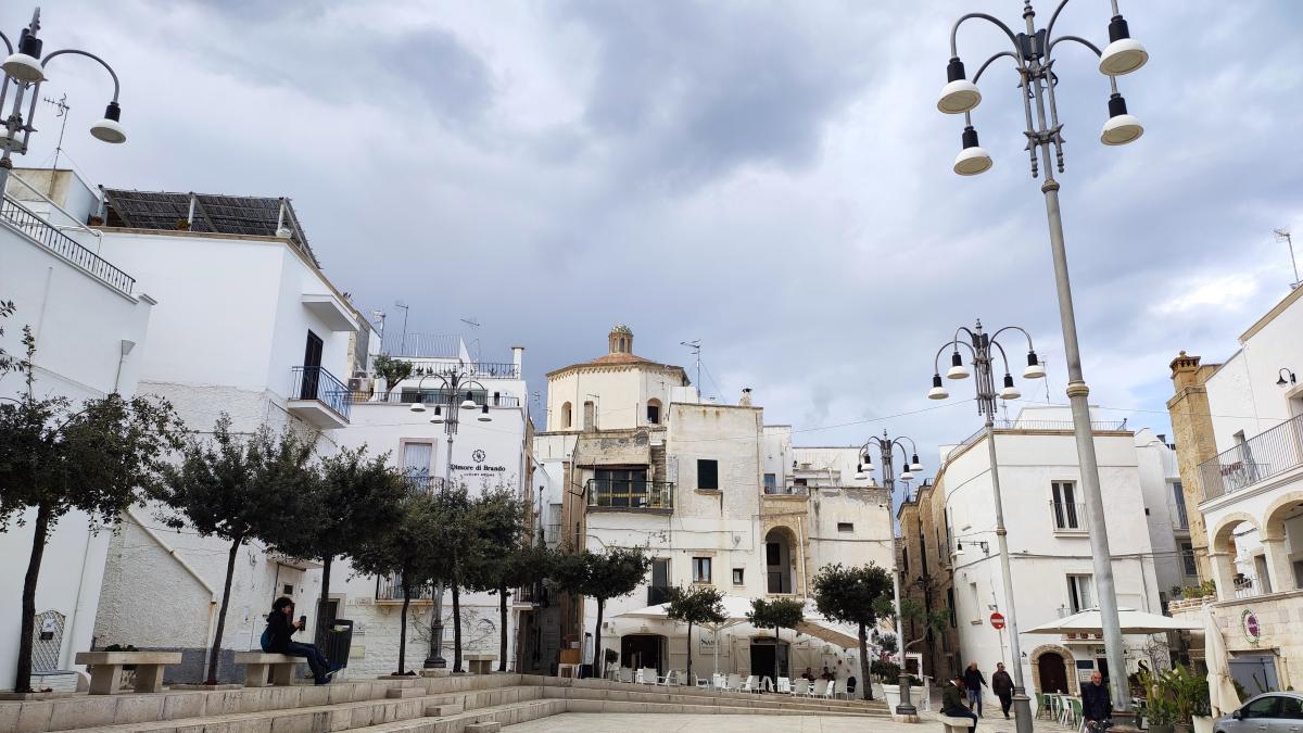 Поліньяно-а-Маре: як побачити одне з найкрасивіших місць Італії і не зіпсувати враження 3 До Поліньяно-а-Маре можна доїхати на поїзді з Барі за півгодини / фото Марина Григоренко