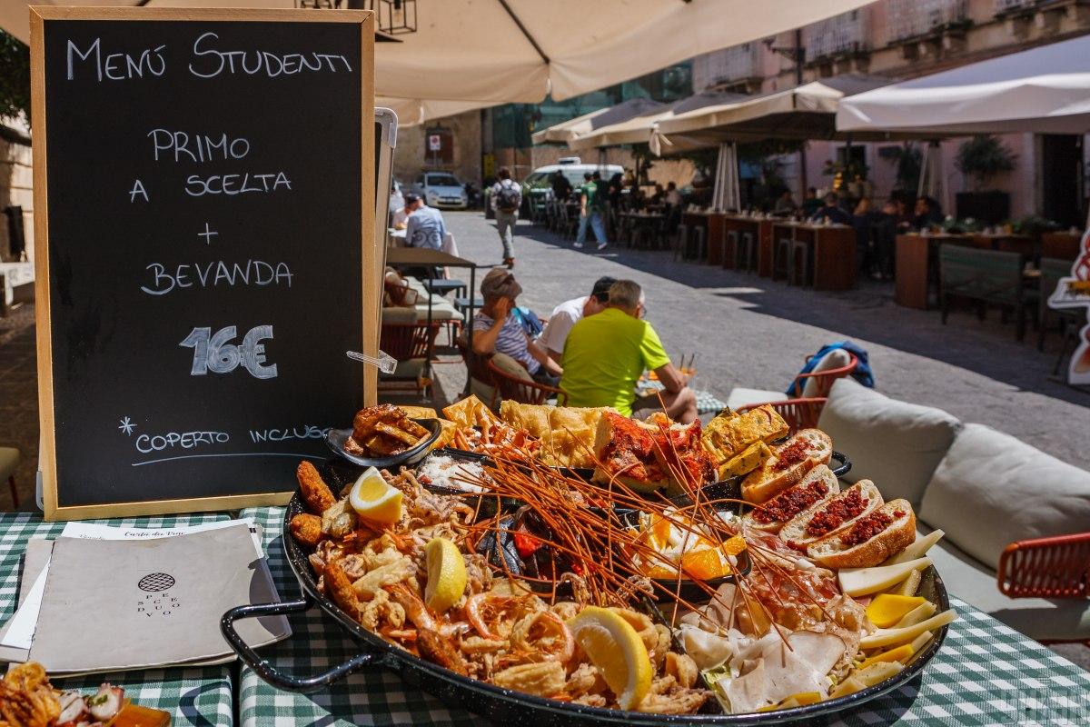 Закуска з морепродуктів в одному з припортових ресторанів міста Сіракуза / фото D.UA, Янош Немеш