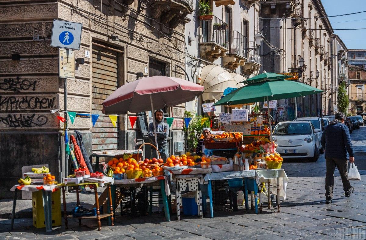 Торговці фруктами на одній із вулиць в місті Катанія / фото D.UA, Янош Немеш