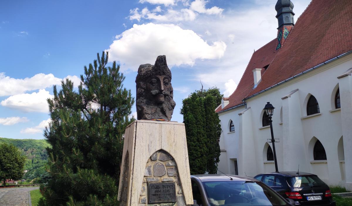Сігішоара: найінстаграмніше місто Румунії та справжня батьківщина Дракули 27 Пам'ятник Владу Дракулі в Сігішоарі / фото Марина Григоренко