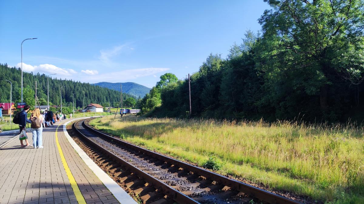 Татарів: тихий рай між галасливими Яремче та Буковелем 29 Влітку придбати прямі квитки на поїзди до Татарова задача не з легких / фото Марина Григоренко