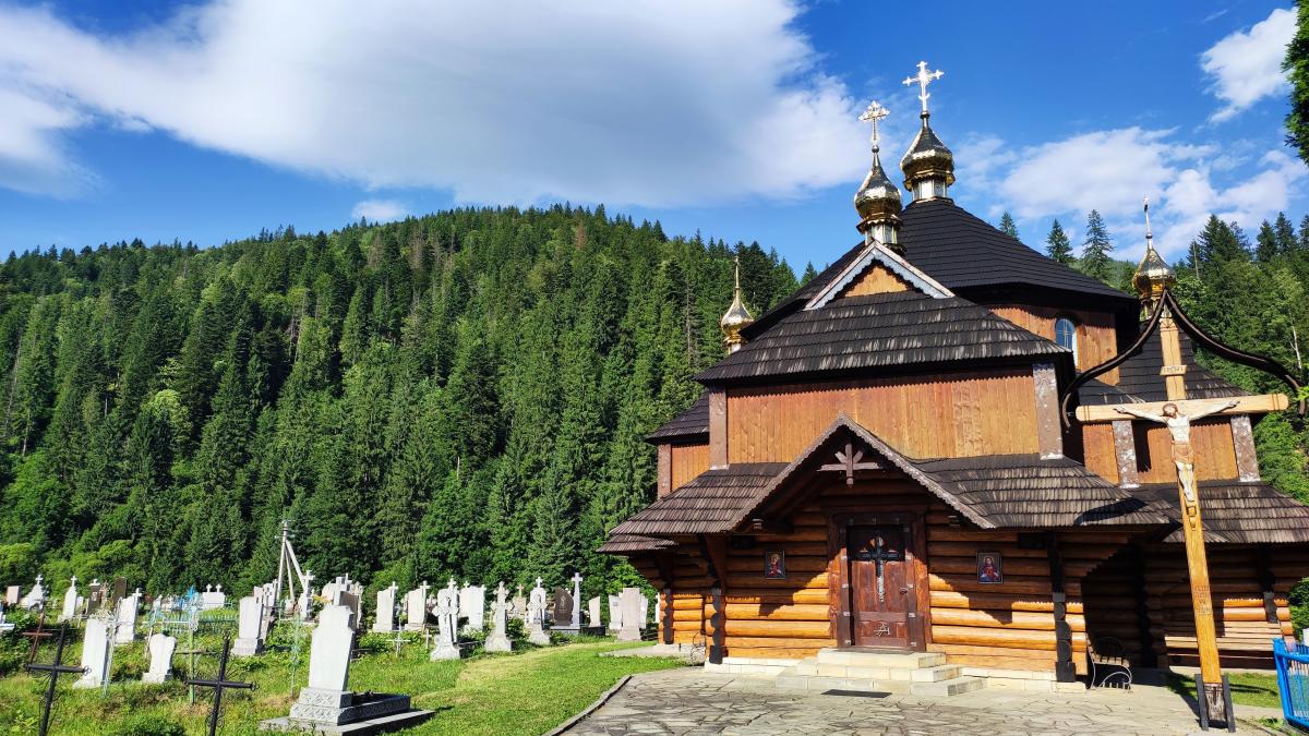 Татарів: тихий рай між галасливими Яремче та Буковелем 36 Церква святого Дмитрія середини 19 століття / фото Марина Григоренко