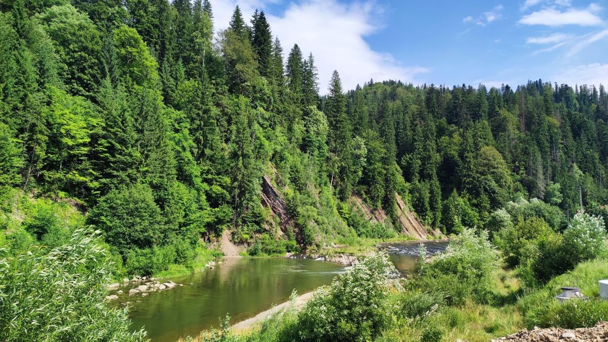 Татарів: тихий рай між галасливими Яремче та Буковелем 37 Краєвид на річку Прут за церквою / фото Марина Григоренко