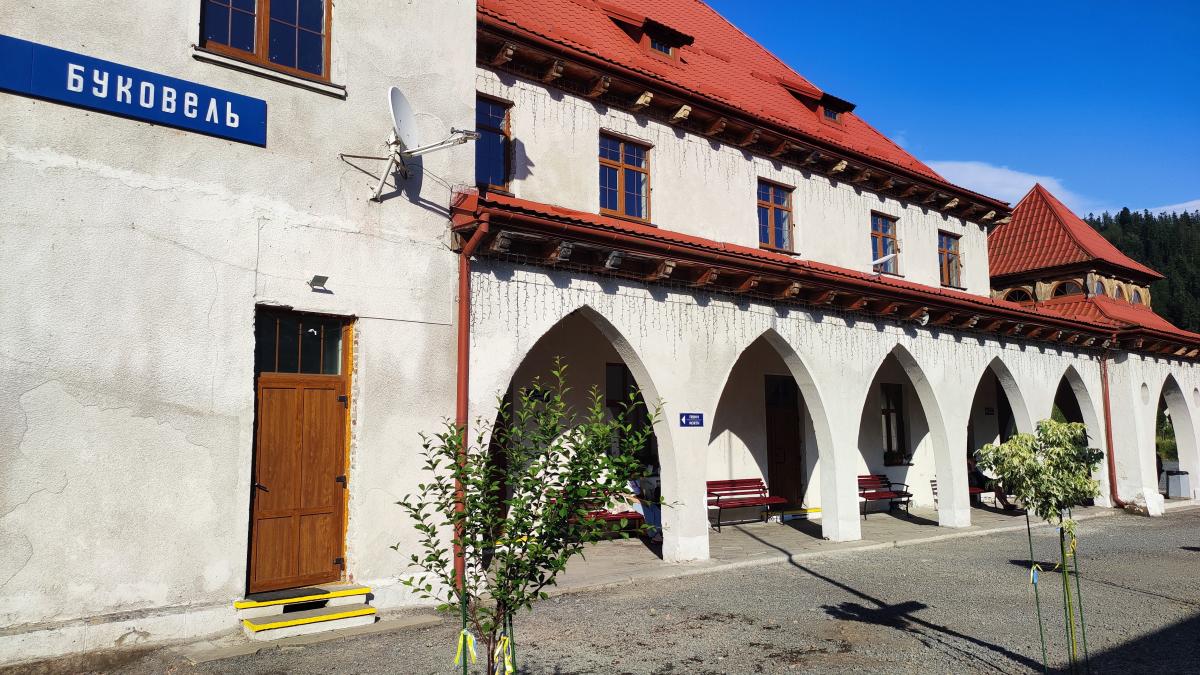 Татарів: тихий рай між галасливими Яремче та Буковелем 28 Оновлена залізнична станція "Татарів-Буковель" / фото Марина Григоренко