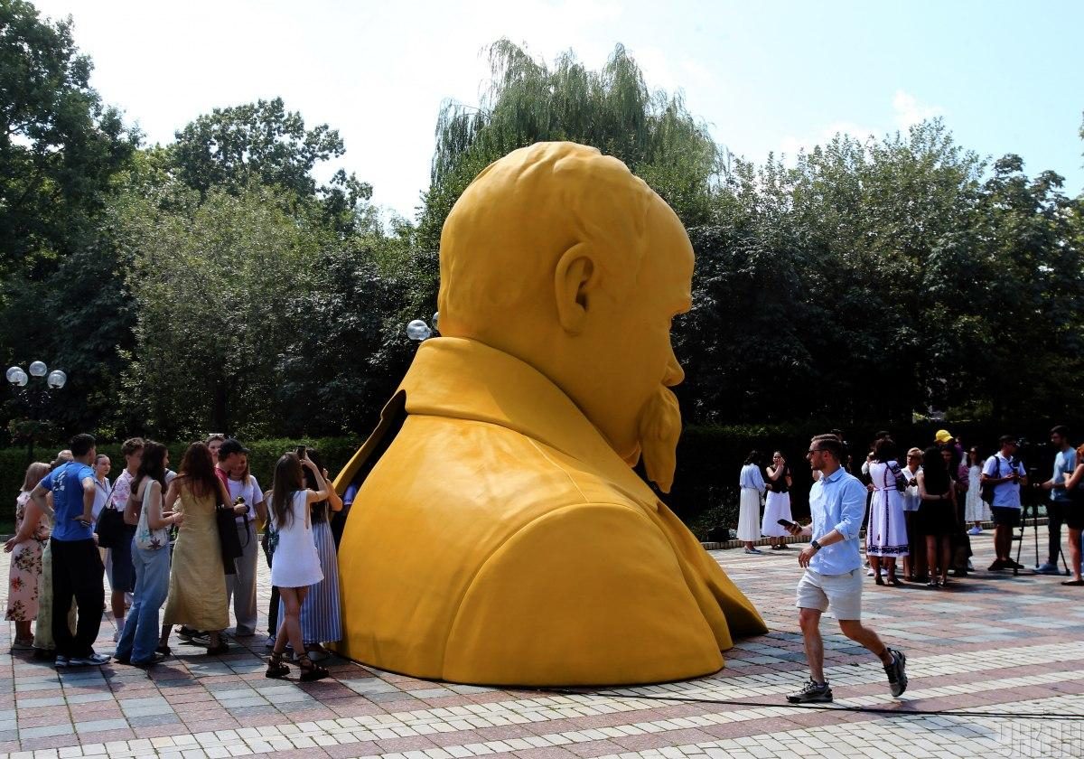 У центрі Києва з'явився 5-метровий Тарас Шевченко (фоторепортаж)