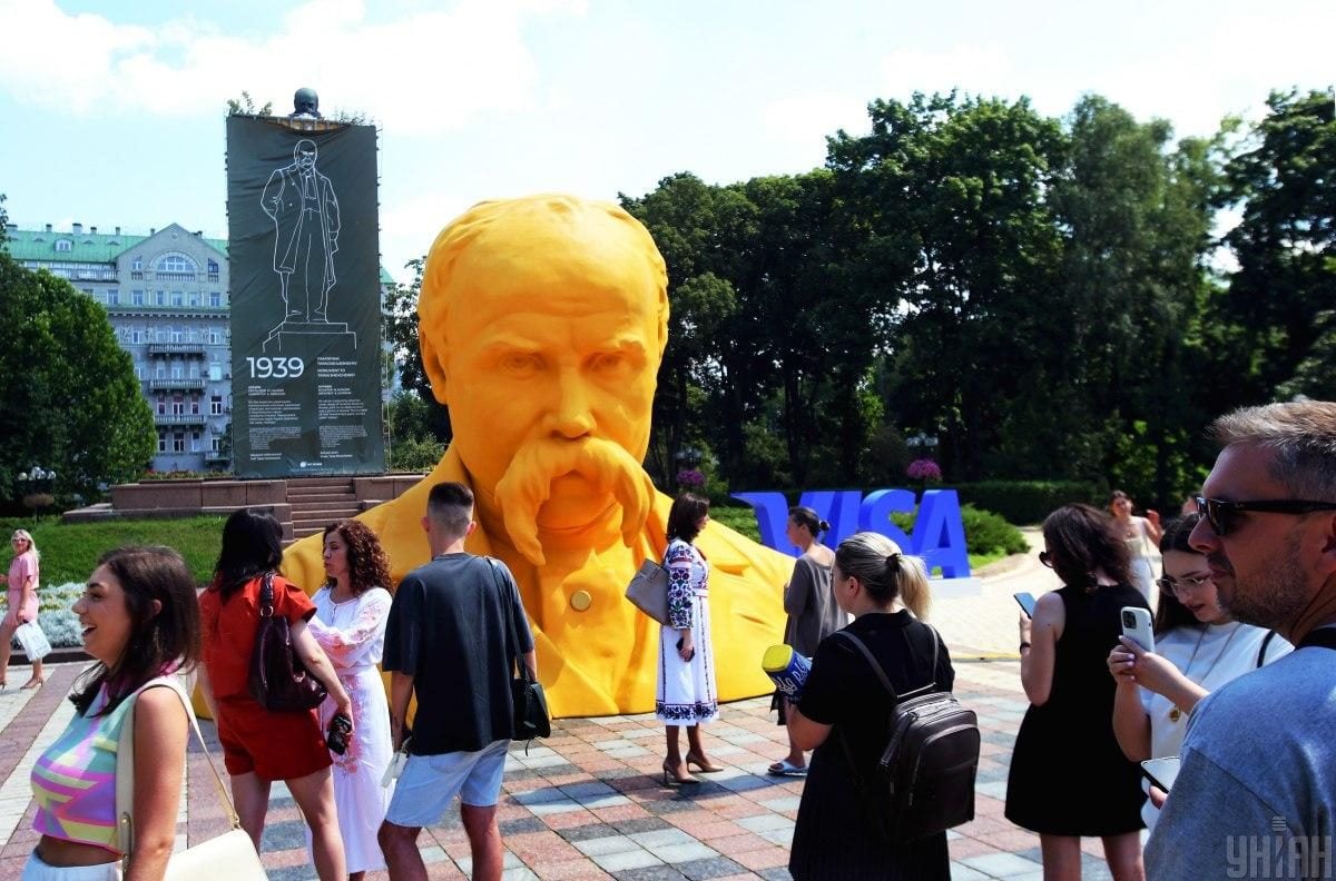 У центрі Києва з'явився 5-метровий Тарас Шевченко (фоторепортаж)