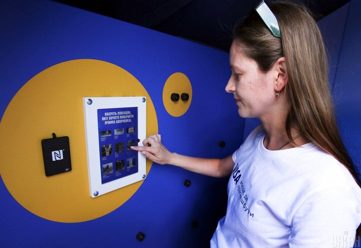 У центрі Києва з'явився 5-метровий Тарас Шевченко (фоторепортаж)