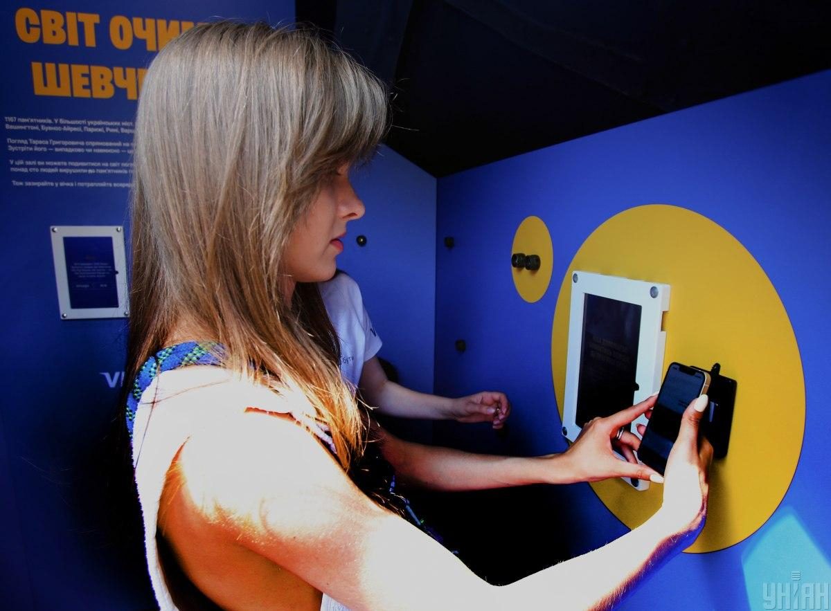 У центрі Києва з'явився 5-метровий Тарас Шевченко (фоторепортаж)