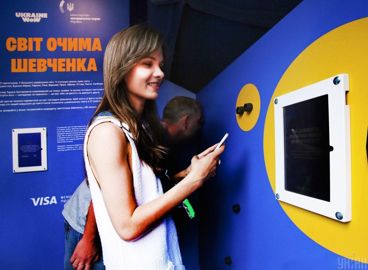 У центрі Києва з'явився 5-метровий Тарас Шевченко (фоторепортаж)