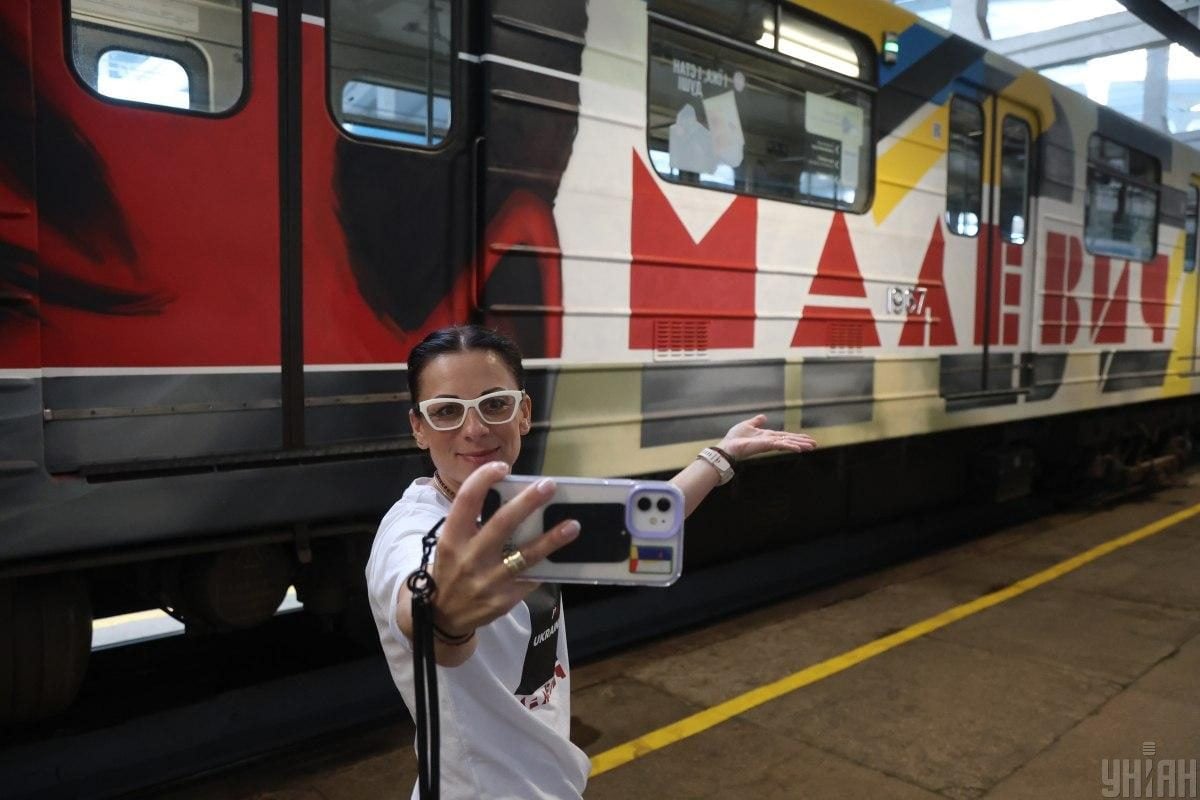 У київському метро почав курсувати вагон, присвячений Малевичу (фоторепортаж) 10 У київському метро почав курсувати вагон, присвячений Малевичу (фоторепортаж)