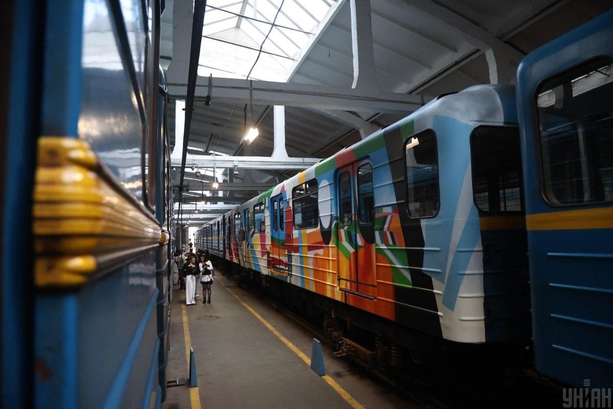 У київському метро почав курсувати вагон, присвячений Малевичу (фоторепортаж) 8 У київському метро почав курсувати вагон, присвячений Малевичу (фоторепортаж)