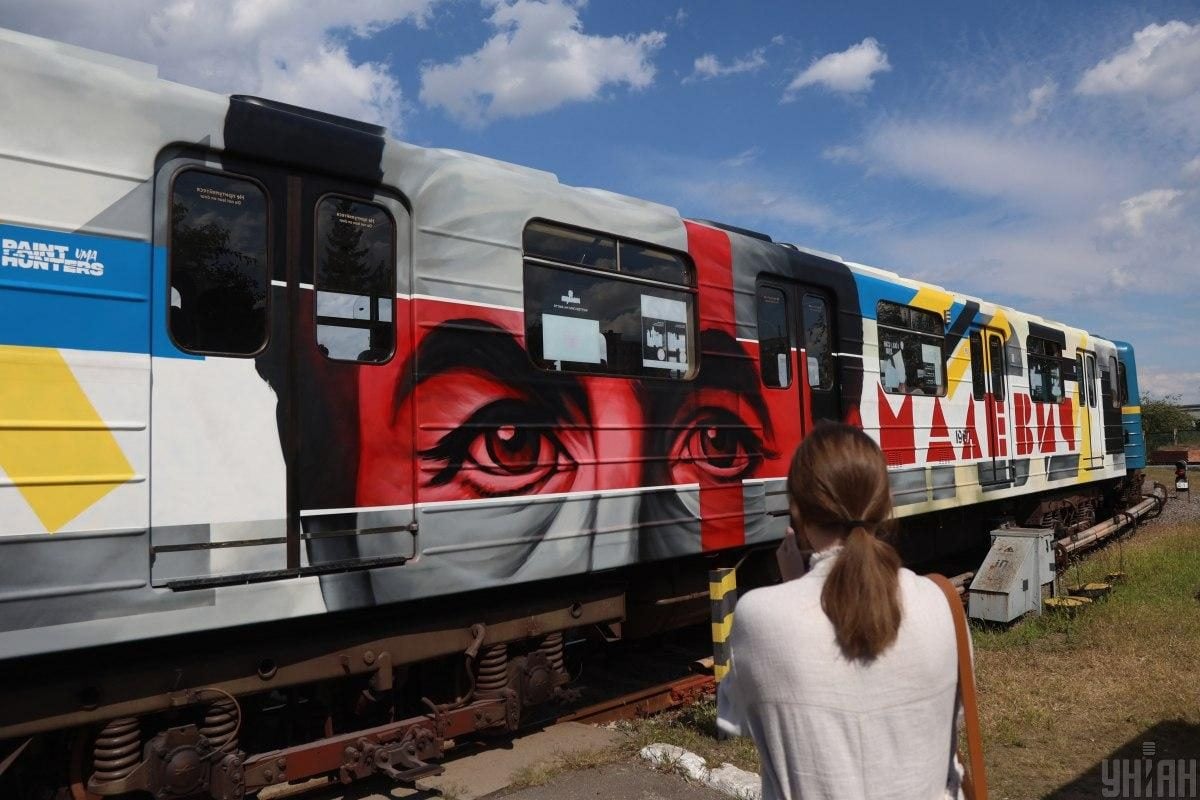 У київському метро почав курсувати вагон, присвячений Малевичу (фоторепортаж) 3 У київському метро почав курсувати вагон, присвячений Малевичу (фоторепортаж)