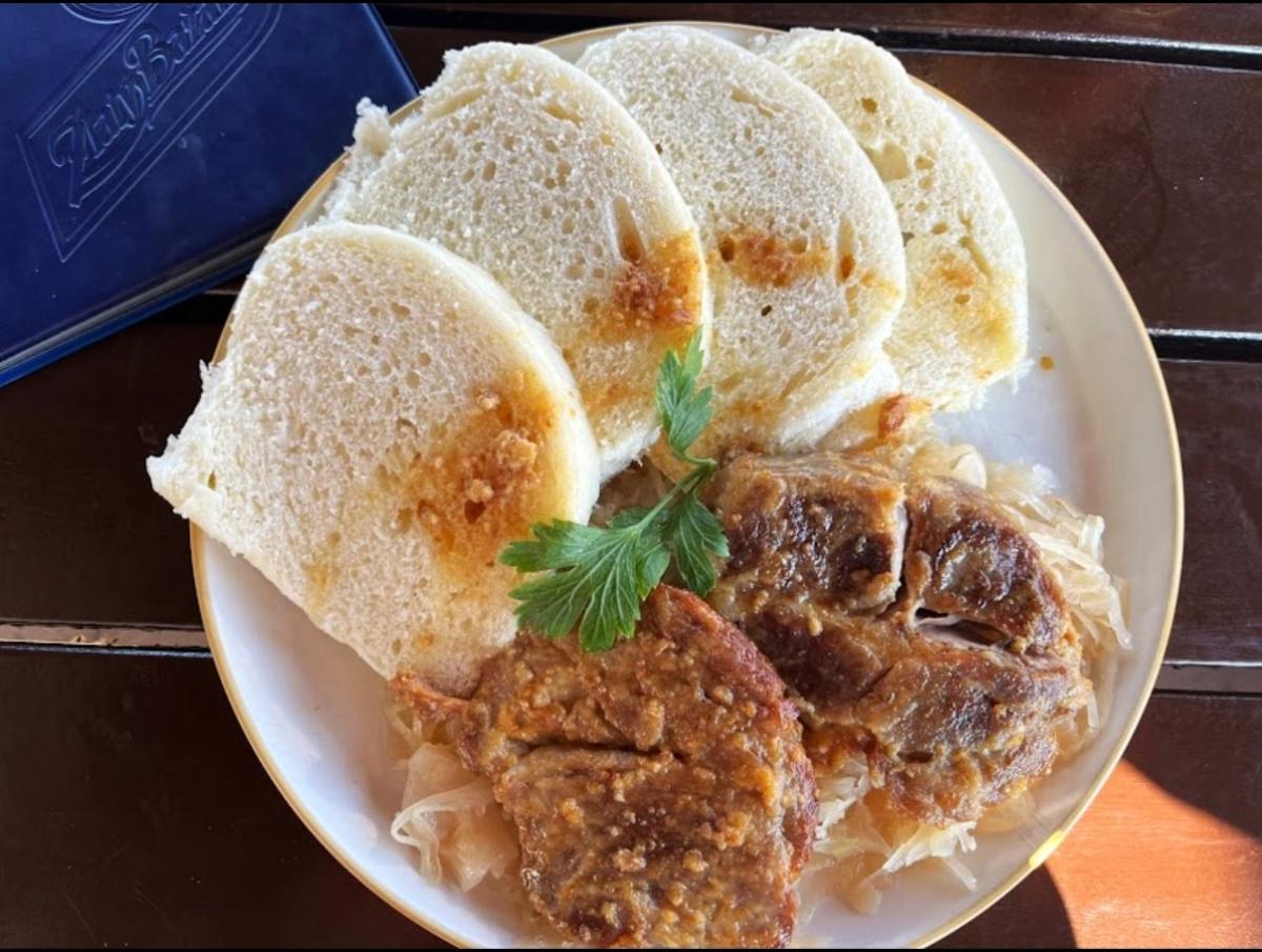 Тушена капуста з кнедлями / фото Наталія Петерварі