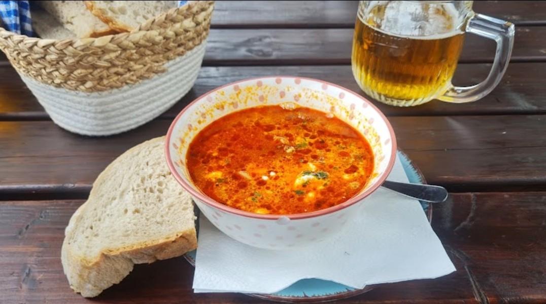 Суп, який подають у ресторані "Čárda pri Váhu" / фото Наталія Петерварі