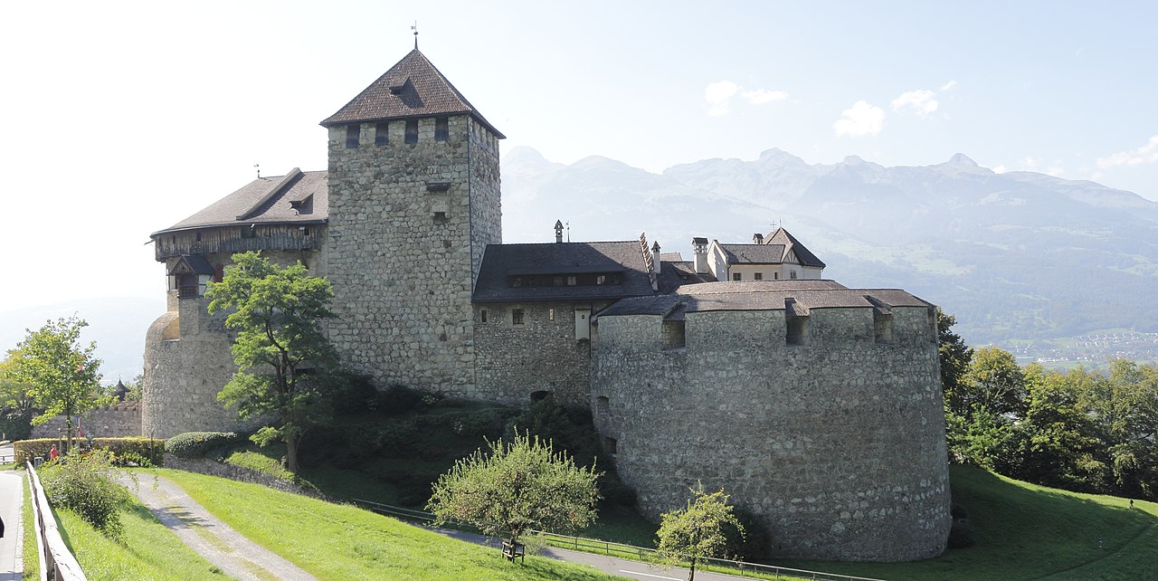 Ліхтенштейн туристичні факти - замки вино природа Ліхтенштейн туристичні факти - замки вино природа 2