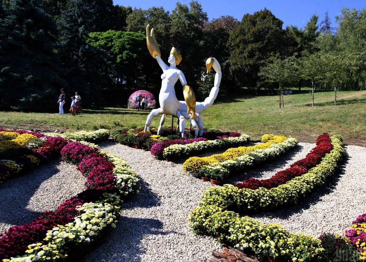 На Співочому полі у Києві відкрилася астрологічна виставка хризантем (фоторепортаж) 2 На Співочому полі у Києві відкрилася астрологічна виставка хризантем (фоторепортаж)